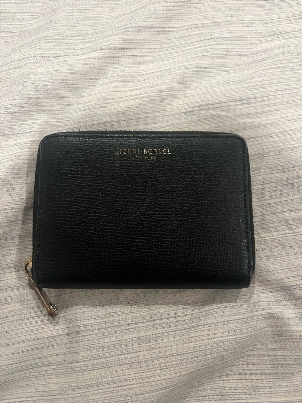 Pre owned Henri Bendel Black Leather Zip Wallet